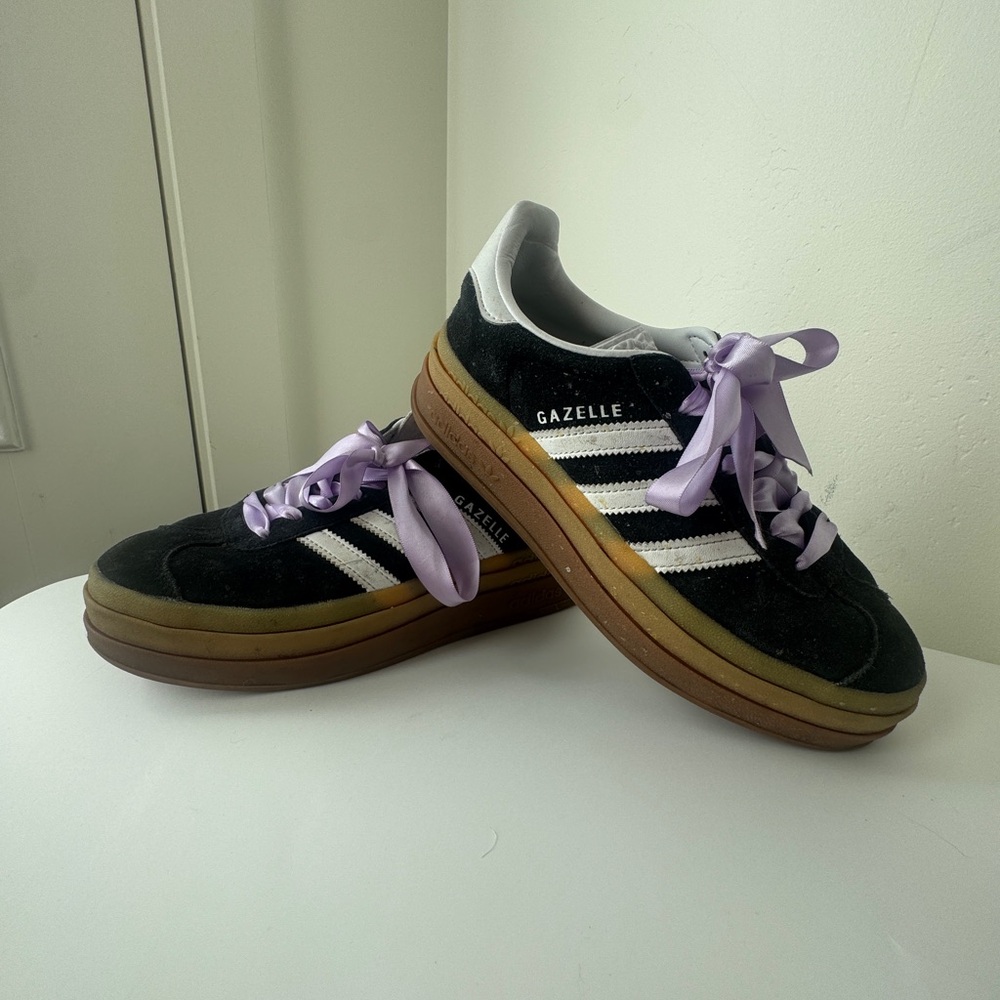 Women’a platform Adidas Gazelle size 7Black with purple ribbon